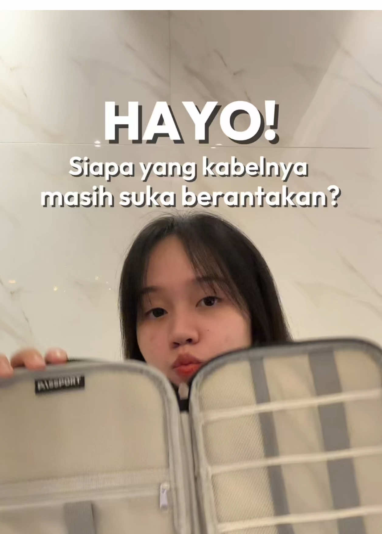 Jangan sampai ganti kabel tiap tahun gara-gara tempat penyimpanannya yang salah / sembarangan lipat. Coba deh, pakai ✨Passport Tas Organizer Perangkat Digital✨ aja, kabelmu jadi super rapi dan terjaga! 🛒Checkout tas organizer kabelnya di link bio no.178 ya🧡💙 #ruparupa #OmniChannel #TasOrganizerTravel #TasKabelOrganizer #PouchKabelTravellingSet