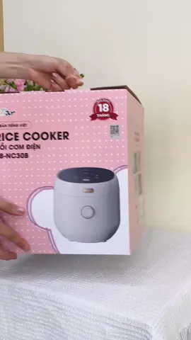 “Cơm ngon dẻo mềm, nhờ lòng nồi tráng men sứ trắng tinh khôi 🍚✨” “Nhỏ xinh 1,2L mà nấu ngon không kém nồi lớn đâu nha 💕” “Bữa cơm nhà đơn giản mà ấm áp, nhờ chiếc nồi cơm nhỏ xinh này 🤍” #xuhuong #giadungtienich #noicomdien #cooker #c 
