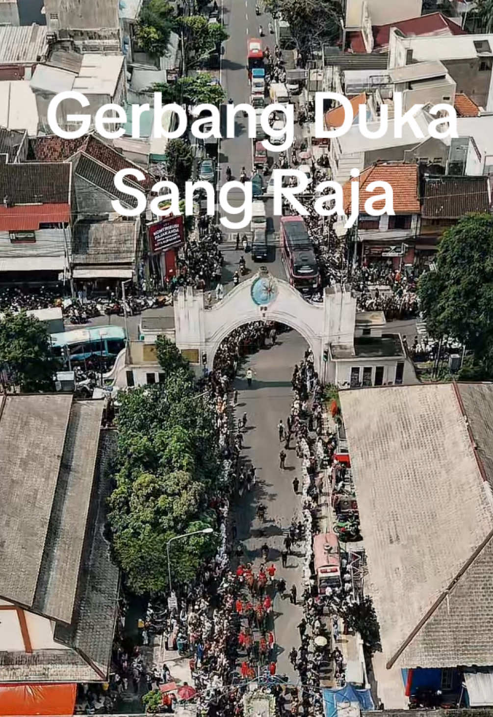 Gerbang Selatan Keraton Surakarta atau biasa di sebut Plengkung Gading tidak hanya sebuah landmark kota,  tetapi dimaknai sebagai gerbang duka dalam tradisi kerajaan Mataram. Raja ketika masih hidup dilarang untuk melintasi nya. Dan pagi tadi Jenazah Raja PB XIII memasuki nya dalam prosesi pemakaman agung menuju Astana Imogiri. 