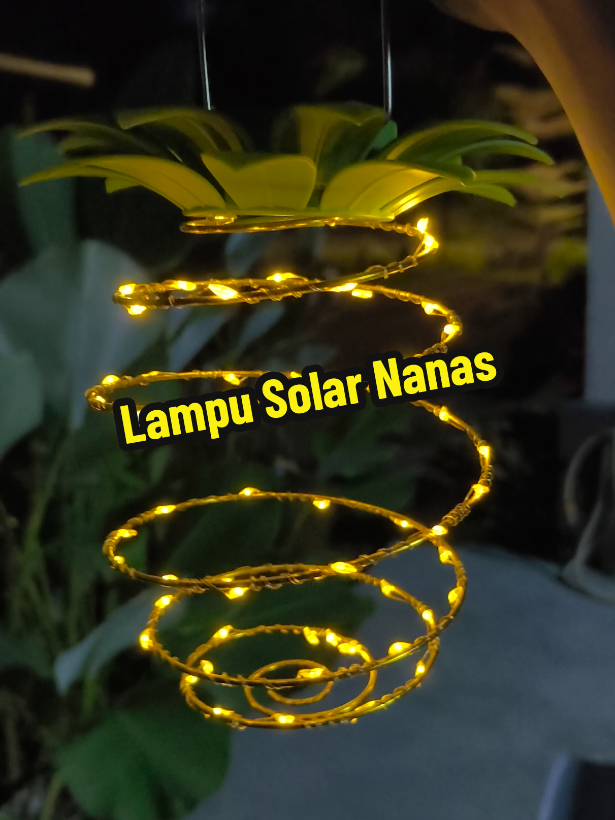Serius lawa gila bila malam geng! 🍍✨Ramai repeat beli sebab tahan hujan panas, dan cahaya dia lembut je! 🔥 Tengah promo sekarang, klik cepat sebelum habis stok! #lampusolar #lampuhiasan #dekorasirumah #hiasanrumah #fyp 