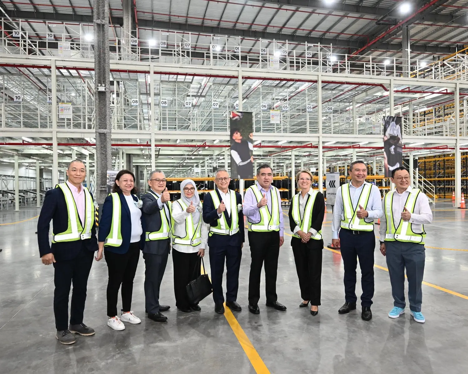 We’ve officially opened our #Maersk Mega Distribution Centre in Malaysia 🇲🇾  Our largest contract logistics facility in the region. With nearly 180,000 m² of space and 100,000 pallet positions.