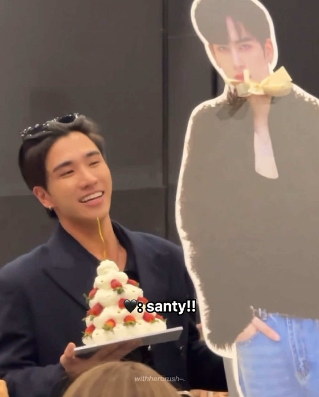 thank you for being there perth 😭santa was so happy and u made the event turn into comedy hqhqhahqha we had a lot of funn!! thank you so much to santaofficialth too!!!! 🥹🥹🥹 🖤🤍 #perthsanta #perthsantaedit #perthtanapon #santapongsapak #loveyouteacher