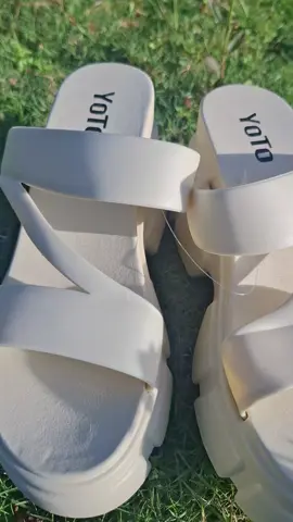 #slippersforwomen #summerslippers #yotoslippers #slippers #fyp 
