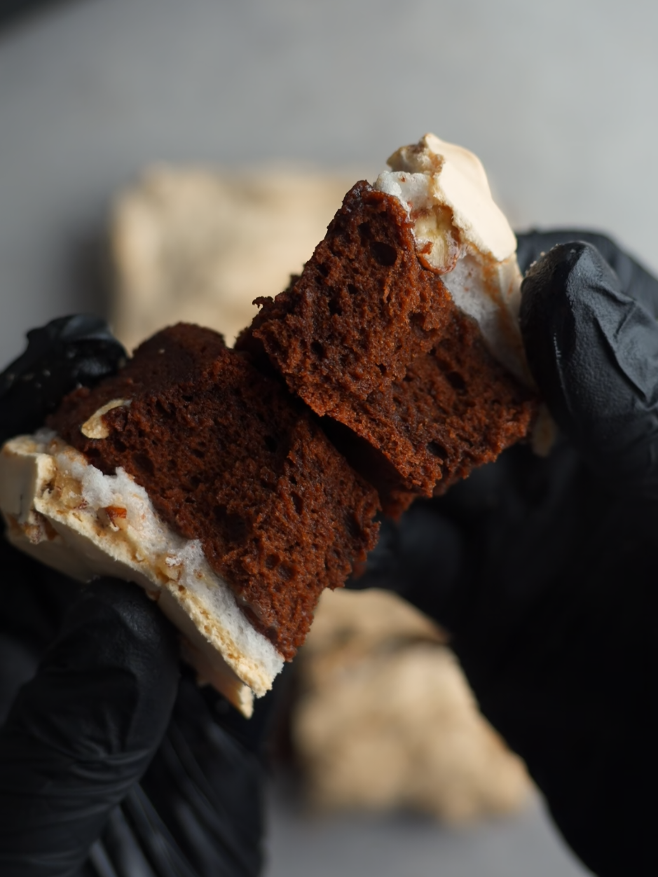 Il y a une dizaine d’années, une collègue d’origine polonaise avait apporté un gâteau au bureau. Il avait l’air simple mais je me souviens que j'avais adoré dès la première bouchée : une base fondante au chocolat, intense et dense, surmontée d’une meringue légère et craquante et renfermant des noix concassées, j'avais gardé en tête cette association et je crois même que cette association chocolat-meringue pourrait même être un gâteau polonais mais je n'ai pas réussi à retrouver une recette typique, j'ai donc essayé de le recréer avec ma touche personnelle notamment avec une cuisson au air fryer et quelques noix de pécan mais amis polonais si vous savez de quoi je parle, je serai ravie d'en apprendre plus au sujet de ce gâteau :) Pour la recette:  Base au chocolat sans farine Chocolat noir 60–70 % cacao : 200 g Beurre : 50 g Œufs : 4 (blancs et jaunes séparés) Sucre : 80 g Extrait de vanille : 1 cc Sel : 1 pincée Farine: 20 g 🔸 Meringue aux pécans Blancs d’œufs : 2 Sucre : 90 g Fécule (maïzena) : ½ cc Noix de pécan concassées : 30 g  Étapes pas à pas 1️⃣ Base au chocolat Fais fondre le chocolat + beurre ensemble, laisse tiédir. Ajoute 4 jaunes d’œufs + 50 g de sucre  Ajoute la farine,n vanille et le sel Monte les 4 blancs en neige ferme, incorpore-les délicatement à la pâte. Verse dans ton moule (chemise de papier cuisson si besoin). 2️⃣ Première cuisson (base) Dans mon COSORI Air fryer 10L Twinfry Préchauffe ton air fryer à 150 °C (mode Bake). Cuisson : 10-12 minutes. 👉 Le centre doit rester légèrement tremblotant, le dessus juste pris. 3️⃣ Meringue aux pécans Monte les 2 blancs d’œufs en neige. Ajoute le sucre progressivement, fouette jusqu’à obtenir une texture brillante et ferme. Incorpore le cacao et la fécule tamisés. Ajoute les pécans concassées à la spatule, sans casser la meringue. 4️⃣ Pose sur la base Étale délicatement la meringue sur le gâteau encore chaud, en créant quelques vagues ou pics. 5️⃣ Deuxième cuisson (meringue) 140 °C pendant 10 à 12 min, jusqu’à légère coloration. et si vous voulez une meringue bien croquante comme pour le mien, on peut poursuivre la cuisson encore 10min supplémentaire et on se régale! Encore tiède, le contraste entre le fondant du gateau et le petit coté croquant de la meringue qui colle un peu aux dents miammm Ma petite assistante a donné un coup de main pour cette recette ;) Collaboration : Produit offert #cosoriairfryer #COSORI #airfryercosori #recettesimple #chocolat 
