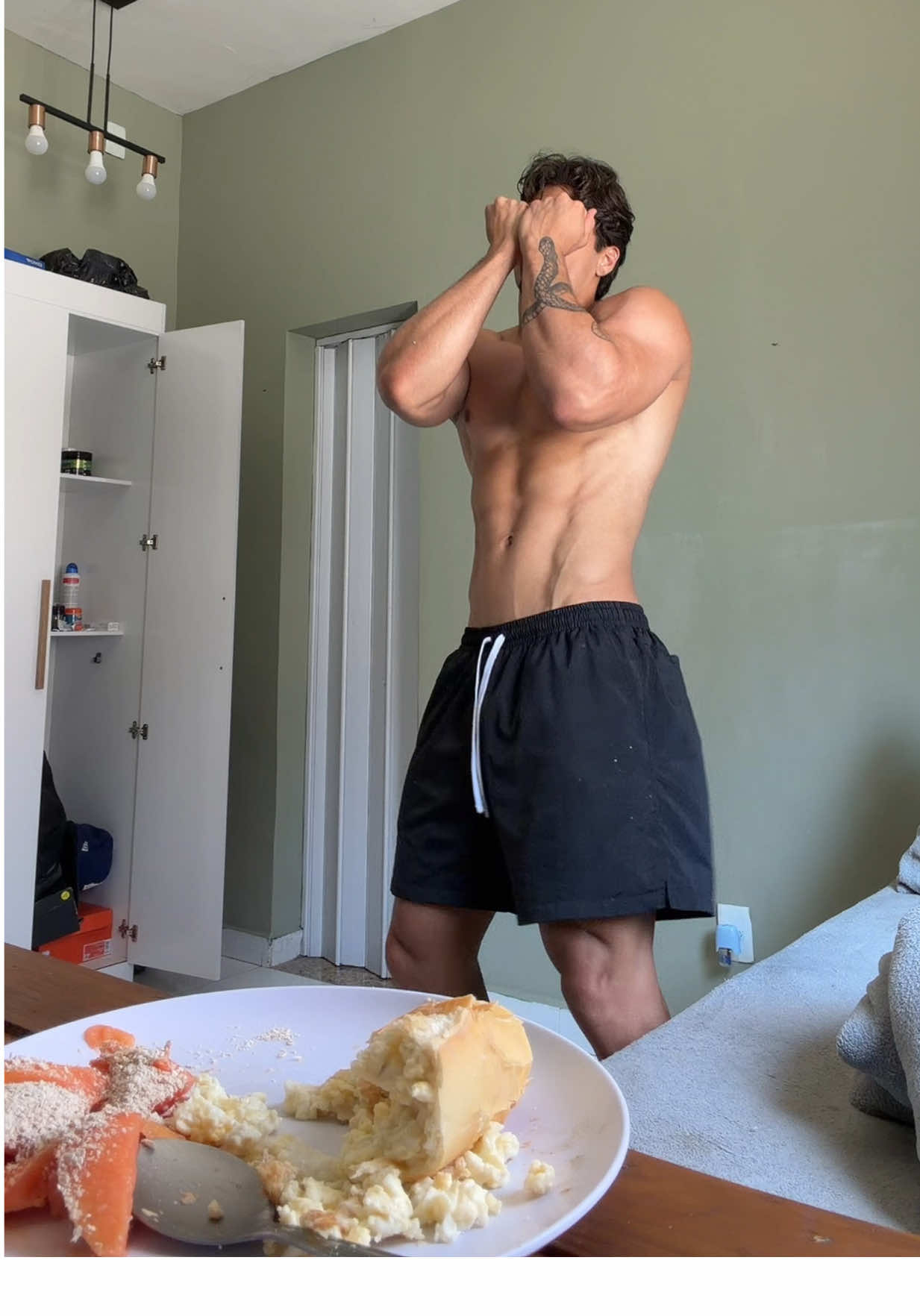 Comer me deixa animado😁