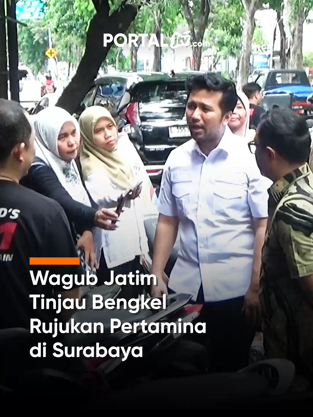 Wagub Jatim Tinjau Bengkel Rujukan Pertamina di Surabaya Wakil Gubernur Jawa Timur, Emil Elestianto Dardak, meninjau bengkel rujukan Pertamina di kawasan Raya Manyar Surabaya. Emil memastikan proses perbaikan kendaraan terdampak BBM berjalan mudah dan transparan. Ia juga mengimbau warga agar tidak memanfaatkan program ini untuk kerusakan yang tidak terkait BBM. Hingga kini, sudah lebih dari seribu laporan konsumen masuk, sebagian besar sudah ditangani. #pertamina #emildardak #surabaya #jtvrek #portaljtvcom