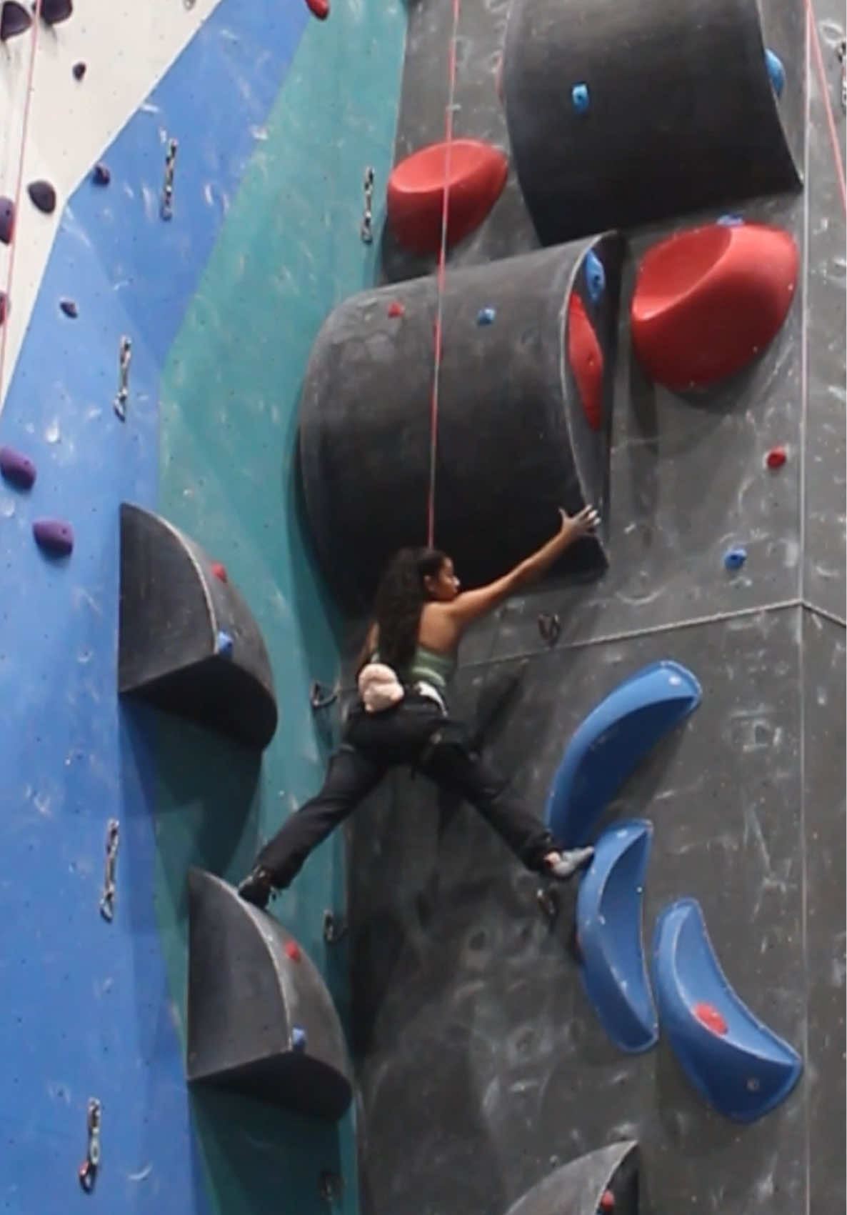 This was such a fun climb — I love routes with big volumes you have to move around. Everything flowed so naturally and the holds were right where you’d expect them to be 👌 Pro tip: maybe don’t race up a climb right before this one 😅 #climbtok #climbingtiktok 