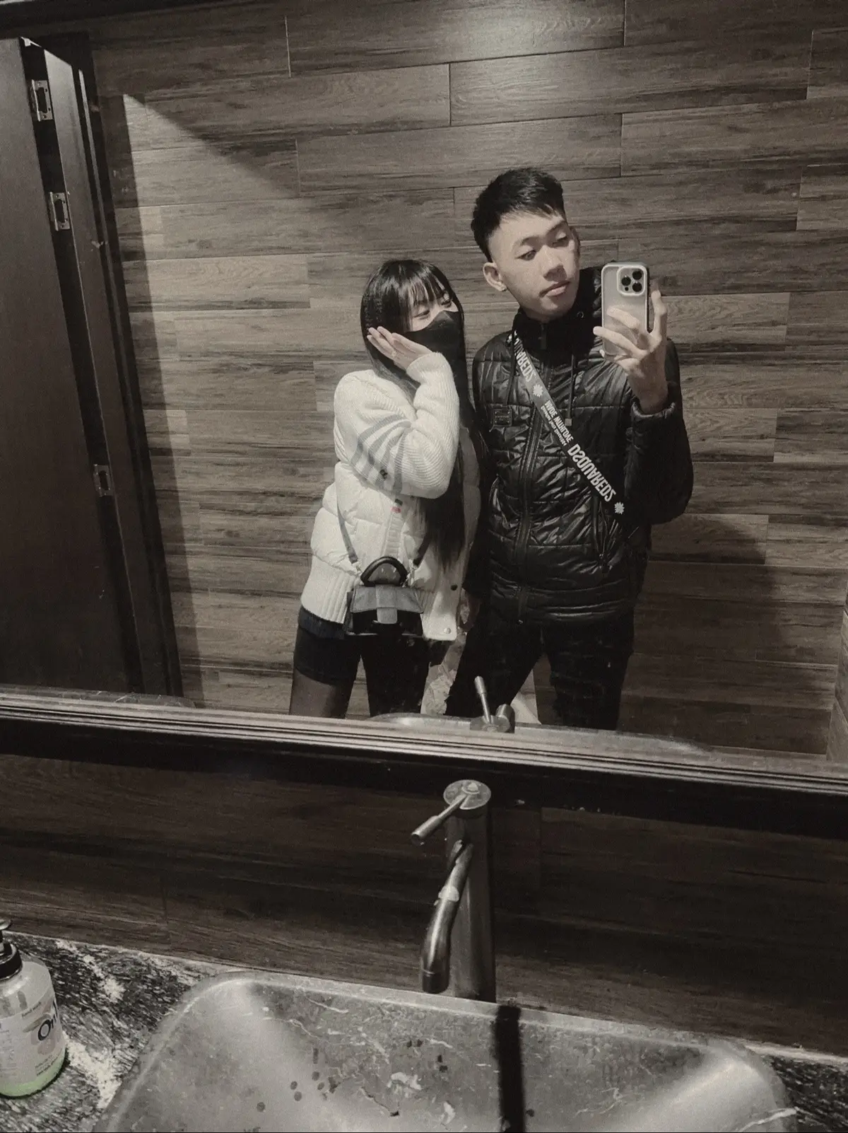 Trong thế giới rộng lớn và ồn ào này , điều lãng mạn nhất không phải là những món quà xa hoa hay những lời thề ngọt ngào , mà là có thể cùng bạn đi qua mỗi mùa ,chia sẻ tiếng cười và nước mắt . Chỉ cần có anh bên cạnh , dù khoảnh khắc bình thường có trở nên quý giá đến đâu , và tình yêu của chúng ta , sẽ luôn là hành trình đẹp nhất cuộc đời tôi ...!@kun 