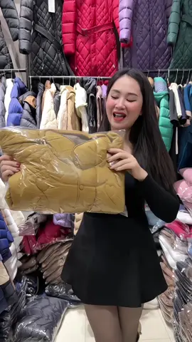 Thêm màu vàng tôn da cho mã phao lông vũ này ạ #lananhphaocaocap #lananhquangchau #aotangmeyeu #aophao #aophaotrungnien 