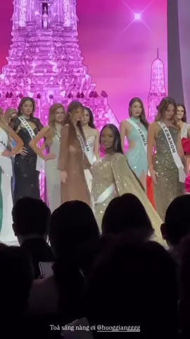 Outfit của Hương Giang tại buổi khai mạc Miss Universe 2025 #huonggiang #missuniverse #chuyennhungnanghau 