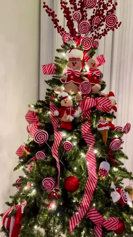 Montando nossa primeira árvore de Natal em família 🥹❤️ #natal2025 #pirulitos #arvoredenatal #decoracao #gingerbread 