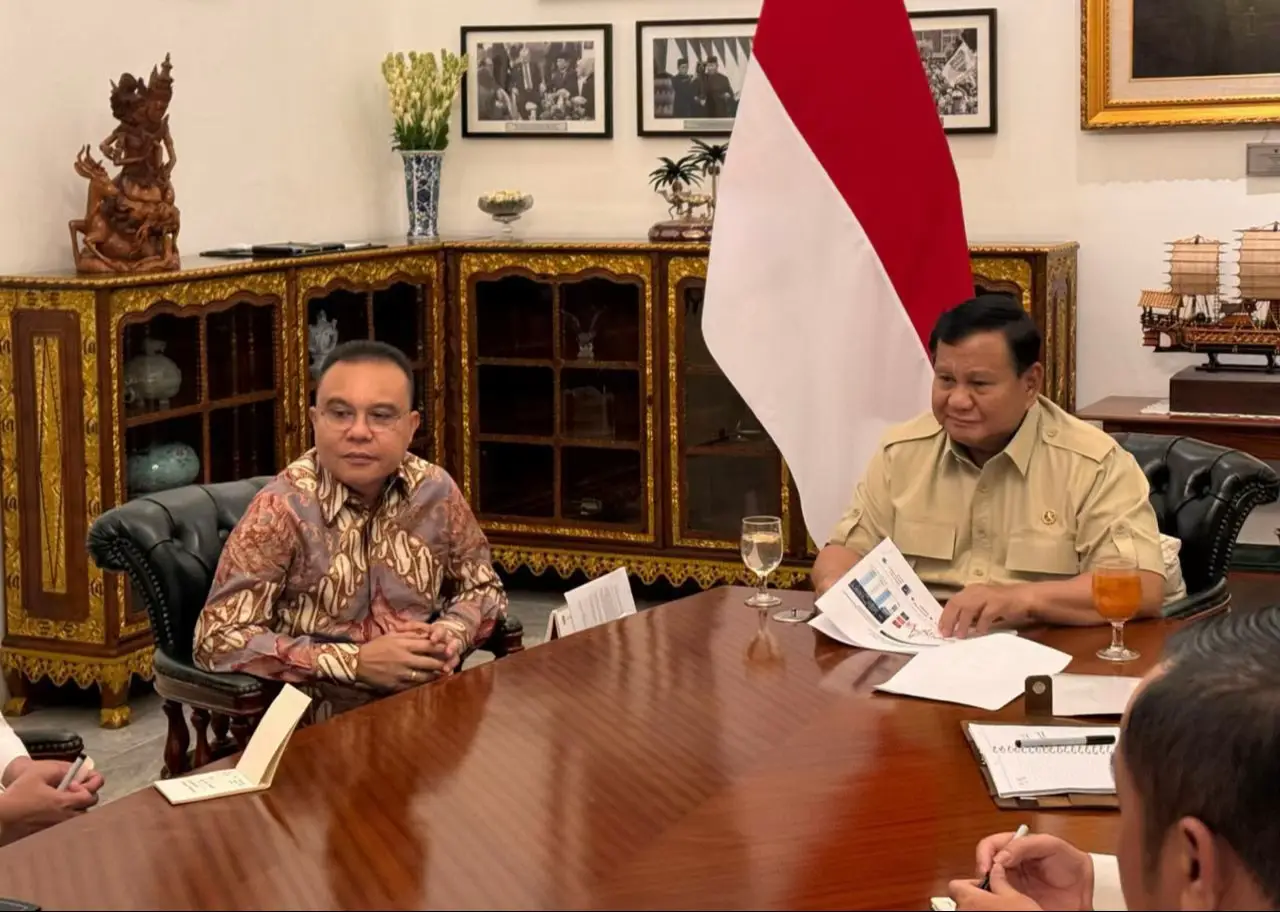Presiden Prabowo Subianto menerima Wakil Ketua DPR RI Sufmi Dasco Ahmad, Menteri Luar Negeri Sugiono, Menteri Investasi dan Hilirisasi/Kepala BKPM Rosan Roeslani, Menteri Agraria dan Tata Ruang/Kepala Badan Pertanahan Nasional (ATR/BPN) Nusron Wahid, serta Menteri Keuangan Purbaya Yudhi Sadewa di Istana Merdeka, Jakarta, pada Rabu, 5 November 2025. Dalam pertemuan tersebut, Presiden bersama para pejabat terkait membahas sejumlah langkah strategis untuk menjaga stabilitas politik nasional, memperkuat fondasi pertumbuhan ekonomi, serta mendorong peningkatan investasi, baik dari dalam negeri maupun luar negeri. Presiden menegaskan pentingnya sinergi antarlembaga dalam menciptakan iklim investasi yang sehat, berkeadilan, dan berkelanjutan demi mewujudkan kemajuan serta kesejahteraan seluruh rakyat Indonesia.