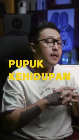 Sekarang gue tau, kenapa Pupuk malah justru asalnya dari Kotoran.  Kotoran yang bau, kotor, dan tentu ga ada value yang justru nguatin akar pohon.  Sama dengan cacian, hinaan, dan perlakuan yang ga baik buat kita. Justru itu yang nguatin kita 🔥🔥