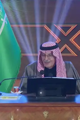 ⁨	يذكرني القمر ظلك عجب ياللي ظلالك نور انا اللي ماعرفت الليل لولا عتمة اهدابك   حبستك في السما شمس وعلى وجه السحاب طيور ونخيل باسق يشرب رضاك ويعطش عتابك   جلست اناظرك مارفّ لي جفن تقل مسحور اقول ان الجمال انتي وكل العشق باسبابك   هقيت اني ملكتك مادريت ان الاماني غرور وانك في يدي لين انتحابي الوقت واقفا بك   سقا الله يوم كان اكبر همومك خاطري المكسور وكنت الضي في عينك وكنت السقم في ثيابك   سقا الله يوم كنتي الارض انهآر وشجر وقصور ديآر نورها من طاقتك واحلامها بابك   عيوني ياشقا عيوني من الجدب الموات البور اراضي مابها الا ماذوى وانهد في غيابك   احبــــك.. دام لي قلبك يجظّ من الجفا مقهور وصار اليوم يفرح لو لقا له عذر يشقى بك #بدر_بن_عبدالمحسن  #البدر #امسية_القصيم⁩