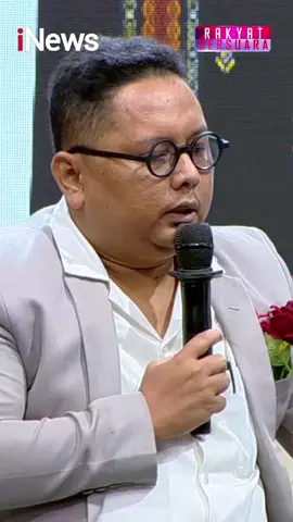 Rakyat Bersuara membahas mengenai kasus dugaan penghasutan berujung demo ricuh dengan tersangka Direktur Lokataru Delpedro Marhaen Rismansyah CS. Hadir bebagai narasumber krediel di bidangnya salah satunya adalah, Praktisi Hukum, Pitra Romadoni. Dalam kesempatan tersebut Pitra mengatakan bahwa ajakan demonstrasi berdasarkan keterangan saksi mengarah pada postingan Delpedro.  Diketahui berkas perkara tersebut sudah dinyatakan lengkap atau P21 oleh jaksa. penyidik bakal melakukan pelimpahan tahap dua, yakni menyerahkan tersangka dan barang bukti. Dengan pelimpahan ini, maka Delpedro dkk akan segera menjalani proses sidang atas perkara dugaan penghasutan yang menjerat mereka. Saksikan selengkapnya hanya di  https://youtube.com/live/w4hap2seA6o #iNews #RakyatBersuara #Delpedro #Aktivis