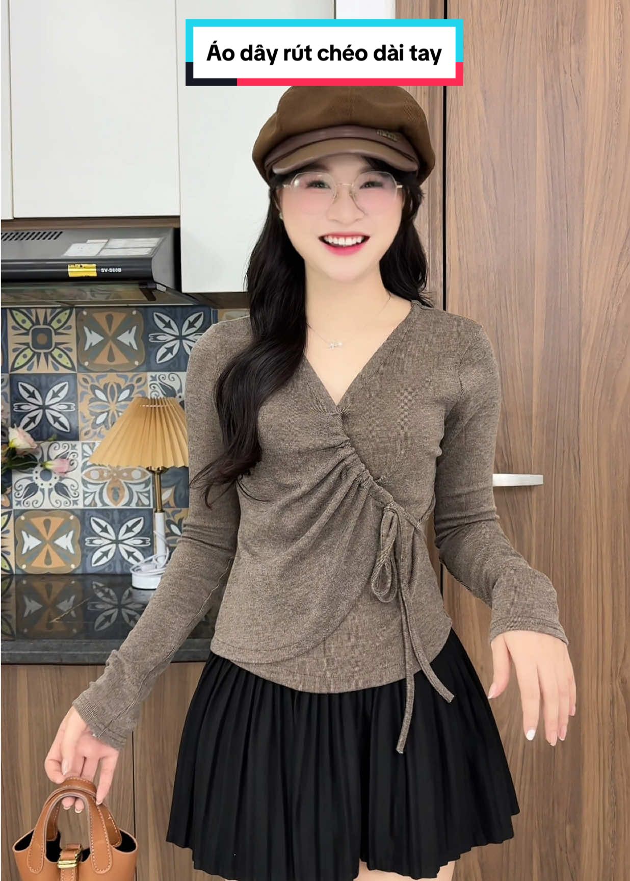 Áo dài tay cổ V dây rút xinh màu nâu sang nha #aonitam #aodayrut #aolennu #aokieu #xuhuong