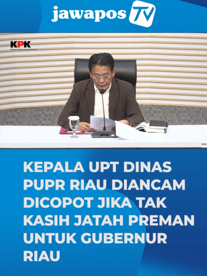 KPK ungkap rapat di kafe Pekanbaru bahas “fee proyek” untuk Gubernur Abdul Wahid. Nilainya? Naik jadi 5% alias Rp7 miliar — disebut jatah preman!  Parahnya, kalau tidak dipenuhi Kepala UPT PUPR Riau diancam akan dicopot dari jabatannya. #KPK #AbdulWahid #Riau #JohanisTanak #Korupsi #BeritaViral #JawaposTV #JatahPreman #Investigasi