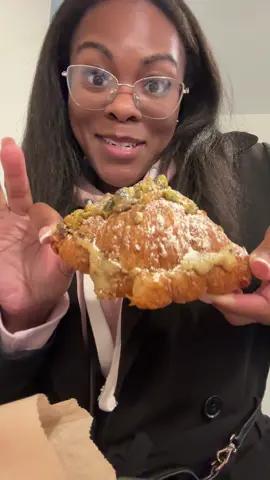 Pistachio Croissant 🥐 💚 She’s good.. 8.5/10 