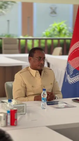 Munaasabadda soo-dhoweynta iyo qado-sharafta oo ka dhacday hoyga Duqa Magaalada Muqdisho, ayaa waxaa Guddoomiye Dr. Muungaab ku weheliyay Waslirka Amniga Gudaha ee Xukuumadda Federaalka Soomaaliya, Wasiiru-dawlaha Xafiiska Ra'iisul Wasaaraha, Taliyaha Booliska Soomaaliyeed, Guddoomiye ku-xigeenka Amniga iyo Siyaasadda ee Maamulka Gobolka Banaadir iyo Mas'uuliyiin kale oo sare.