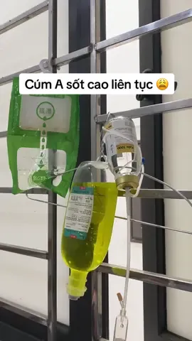 Cúm A hay các loại cúm mùa khác triệu chứng rất khó phân biệt, nếu bạn đang có triệu chứng như đau họng, hắt hơi sổ mũi kèm sốt trong thời gian này, rất có thể cúm nó đã ghé thăm bạn mà không báo trước. Tăng cường đề kháng, uống đủ nước và ăn uống đầy đủ sẽ giúp bạn đẩy lùi bệnh nhanh hơn.