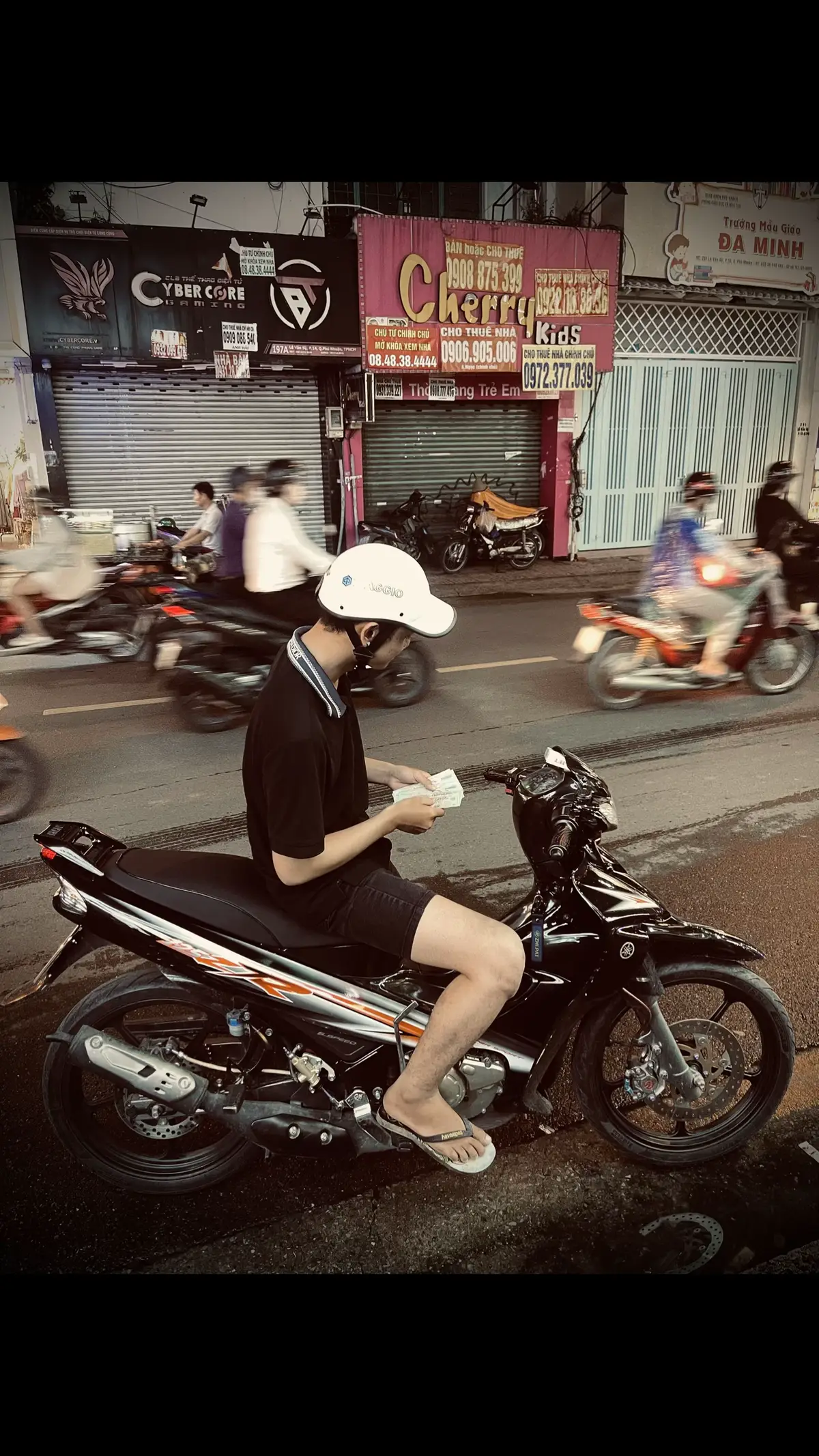 thiên hạ vì tình mà điên đảo  ta vì tiền mà phiền não quanh năm.