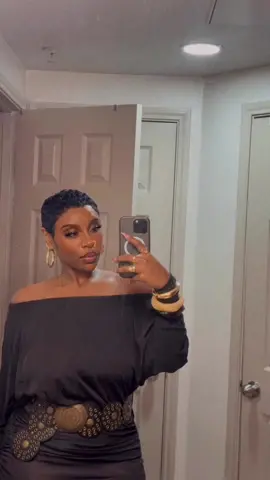 Sending 90s R&B vibes to your nervous system 🫦 #pixiecut #fyp #blackwomen #pixiecutblackwomen #shorthair 