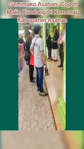 Kasus Anak Durhaka di Asahan: Koalisi Kawal Bersatu Geruduk Kemenag dan Kejaksaan, Gemmako Minta Proses Hukum Dipercepat Kabupaten Asahan, eritamerdekaonlinecom: Suhu politik dan sosial di Kabupaten Asahan memanas. Puluhan aktivis yang tergabung dalam Koalisi LSM dan Awak Media Bersatu (Kawal Bersatu) melakukan aksi unjuk rasa (unras) di Kantor Kementerian Agama Kabupaten Asahan dan Kantor Kejaksaan Negeri Kisaran, Senin (04/11/2025). Aksi tersebut merupakan bentuk protes terhadap dugaan lambannya proses penyidikan kasus “anak durhaka” yang menyeret seorang aparatur sipil negara (ASN) di Kemenag Asahan berinisial LI (37). Kasus yang telah berjalan lebih dari delapan bulan itu dinilai tidak menunjukkan perkembangan berarti. Ketua Umum DPP LSM Gerakan Masyarakat dan Mahasiswa Anti Korupsi (GEMMAKO Asahan Sumut RI), Dodi Antoni, menilai Kejaksaan Negeri Kisaran terkesan memperlambat proses hukum terhadap tersangka. Koalisi LSM dan Awak Media Kawal Bersatu melakukan aksi unjuk rasa di Kantor Kemenag Asahan dan Kejaksaan Negeri Kisaran, menuntut kejelasan kasus ASN LI (37), Senin (04/11/2025). “Sudah hampir sebulan sejak berkas dilimpahkan penyidik Polres Asahan ke jaksa penuntut umum, tapi belum ada kejelasan. Kami menduga ada upaya sengaja memperlambat proses ini,” ujar Dodi Antoni dengan tegas di depan massa aksi. Menurut Dodi, berdasarkan hasil konfirmasi dengan penyidik Unit Jatanras Polres Asahan, berkas perkara telah lengkap dengan pasal 352 KUHP tentang penganiayaan. Namun hingga berita ini diterbitkan, pihak kejaksaan belum juga memanggil tersangka. “Kalau memang belum lengkap, seharusnya dikembalikan ke penyidik Polri untuk dilengkapi. Tapi kalau ditahan tanpa alasan jelas, itu bisa menimbulkan kecurigaan publik,” tambahnya. Dalam aksinya, massa Kawal Bersatu menuntut agar Kementerian Agama Provinsi Sumatera Utara segera menjatuhkan sanksi tegas terhadap ASN bernama LI. Mereka juga mendesak Kejaksaan Negeri Kisaran untuk mempercepat proses hukum tanpa pandang bulu. Sementara itu, Darwis, Sekretaris Kemenag Asahan, menanggapi bahwa pihaknya menunggu hasil proses hukum dari aparat penegak hukum (APH). “Sanksi pemecatan bukan kewenangan kami, tapi kami akan melakukan musyawarah internal terkait disiplin dan pemindahan kerja sesuai kode etik ASN,” jelas Darwis kepada wartawan. Dari pihak kejaksaan, PLH Kejari Kisaran yang didampingi penyidik Sakramen mengonfirmasi bahwa berkas perkara penganiayaan tersebut memang belum lengkap. “Kami sudah mengembalikan berkas ke penyidik Polres Asahan untuk dilengkapi kembali,” ungkapnya singkat. Namun, pernyataan itu justru memantik reaksi lebih keras dari koalisi aksi. Mereka mengancam akan melakukan aksi lanjutan yang lebih besar jika dalam waktu dekat tidak ada progres nyata dari Kemenag maupun Kejaksaan. “Kalau kasus ini tetap diulur-ulur, kami akan geruduk lagi dengan massa yang lebih besar. Masyarakat menuntut keadilan dan transparansi,” tutup Dodi Antoni. Pantauan Berita Merdeka Online, situasi aksi berjalan kondusif dengan pengawalan ketat aparat kepolisian. Massa aksi membubarkan diri dengan tertib sambil membawa spanduk bertuliskan “Tegakkan Keadilan, Jangan Lindungi Oknum ASN Durhaka.” (Tim)