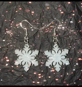 Brincos Floco de Neve em Resina – Efeito Gelo ✨❄️ Brincos artesanais em resina UV, com design de floco de neve detalhado e acabamento cintilante que lembra gelo e neve cristalizada. Leves, delicados e perfeitos para looks de inverno, Natal ou eventos festivos. 	•	Resina UV com glitter perolado 	•	Ferragens prateadas 	•	Acabamento brilhante e resistente 	•	Ultra leves — confortáveis para usar o dia todo 	•	Peça artesanal única ✨ Toque mágico e elegante para a temporada de festas ❄️🤍 #noel #natal #neve #dezembro #frioooooooo🥶🥶🥶🥶🥶 