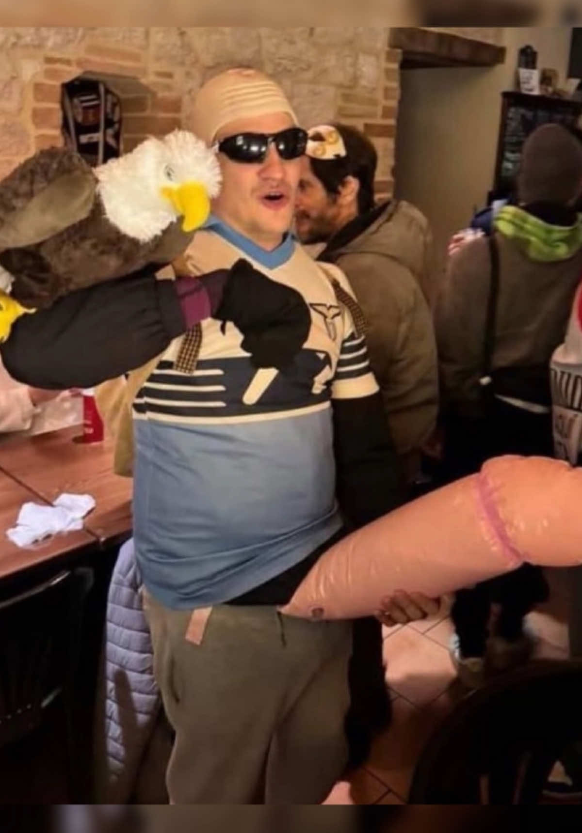 las pibas en halloween: 🐱💅🏻 / los pibes: 👨🏼‍🦲🦅🍆