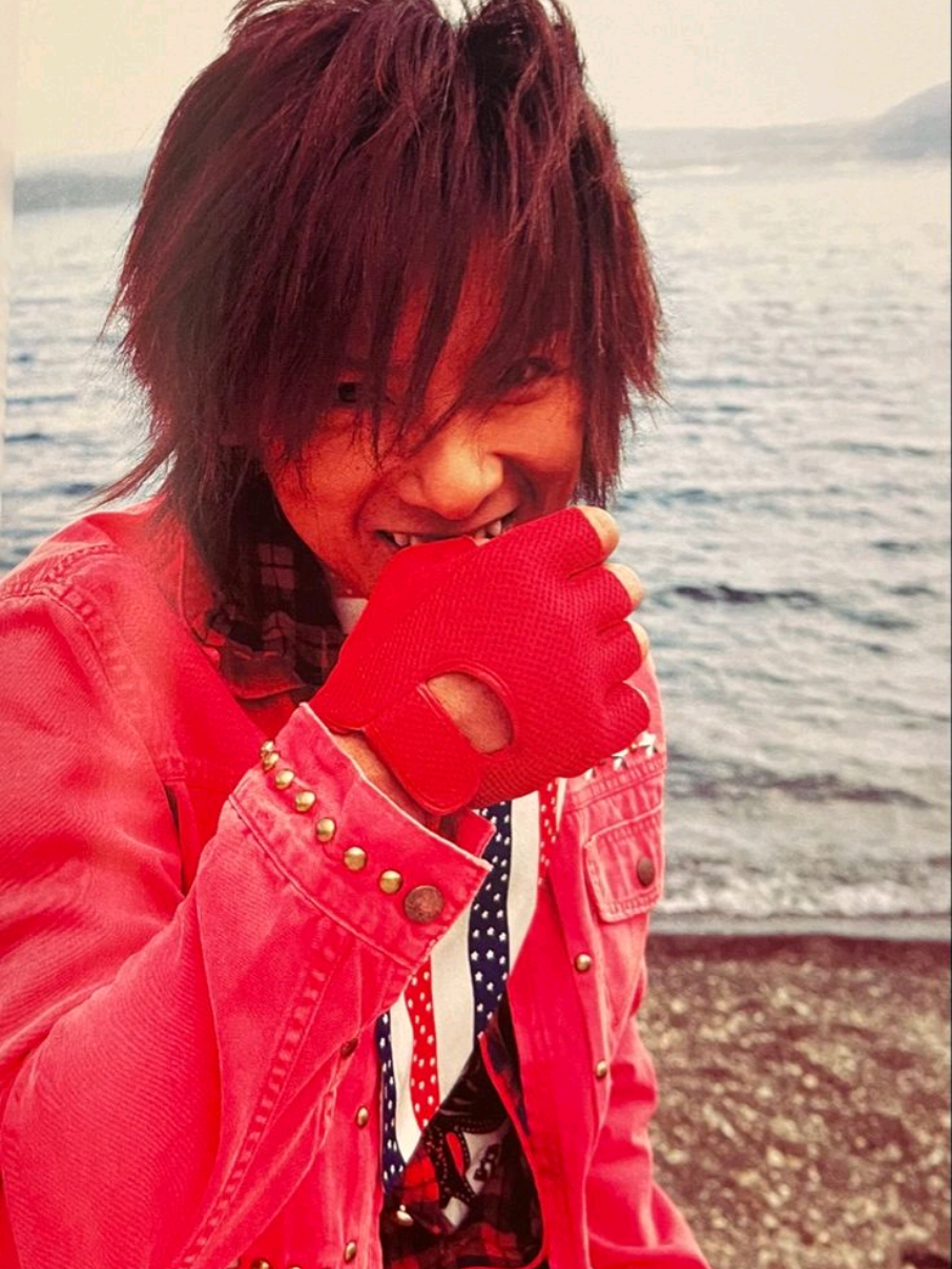 Mitsuru Matsuoka (松岡 充) Sinh ngày 12/08/1971 Ông là một ca sĩ, nhạc sĩ, diễn viên và người lồng tiếng người Nhật Bản Ông nổi tiếng với vai trò ca sĩ chính (vocalist) của ban nhạc rock SOPHIA, đồng thời là một diễn viên được biết đến qua các vai diễn trong phim và drama, đặc biệt là vai Daido Katsumi / Kamen Rider Eternal trong series Kamen Rider W Returns:  Kamen Rider Eternal (2011) Ông sinh ra tại thành phố Kadoma, tỉnh Osaka, Nhật Bản Cao 171 cm, nhóm máu B Ông kết hôn với nữ diễn viên Yu Kurosawa (con gái đạo diễn Akira Kurosawa) từ năm 2002 và có hai con (một trai, một gái) Sự nghiệp của Matsuoka bắt đầu từ những công việc lặt vặt trong giai đoạn 