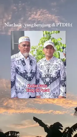 Kronologi👇🏼 Gegara Uang 20 rb, 2 Guru di PTDH Kejadiannya bermula sekira 5 tahun lalu, Bapak Kepala Sekolah SMAN 1 Luwu Utara yang belum lama di lantik, menghadapi aduan 10 orang guru honorer yg belum menerima gaji honor selama 10 bulan karena nama mereka belum terdaftar di database dapodik. Sementara guru yg bisa menerima gaji honor dari dana BOS adalah guru yg namanya terdaftar di dapodik.  Mendapati aduan itu, bapak Kepala Sekolah mengambil inisiatif dengan melakukan pertemuan dengan Komite Sekolah. Dari pertemuan tersebut dan atas keprihatian bersama Kepsek, para guru dan para orang tua siswa terhadap guru-guru yang belum menerima gaji, maka di sepakati untuk setiap orang tua siswa melakukan urunan dana bersama sebesar Rp. 20.000,- dengan ketentuan bila ada 2 org siswa yg bersaudara di sekolah, maka cukup urunan dana Rp. 20.000,- (di hitung 1 orang) dan bagi yg tidak mampu, tidak perlu ikut urunan.  Niat baik ini berubah mencari bencana saat ada LSM yg melaporkan peristiwa tersebut ke Kepolisian. Polisi memeriksa 4 org guru, dan menetapkan 2 orang tersangka. Tapi saat berkas di serahkan ke kejaksaan, kejaksaan mengembalikan berkas ke kepolisian karena tidak ditemukan unsur pidana. Polisi lalu melakukan penyidikan ulang dan kini melibatkan inspektorat Luwu Utara yg menyimpulkan adanya kerugian negara. Lalu polisi kembali menyerahkan ke kejaksaan yang kemudian di sidangkan di pengadilan Tipikor Makassar. Dalam sidang Tipikor Makassar, kedua guru dinyatakan bebas karena tidak terbukti melakukan pidana korupsi. Kedua guru pun di bebaskan dan dipulihkan martabatnya sebagai guru.  Tapi ternyata Jaksa melakukan kasasi ke MA, dan MA mengeluarkan keputusan kedua guru bersalah dan di vonis 1 tahun. Setelah kedua guru menjalani penjara 1 tahun, kepala cabang Disdik wilayah 12 mengirim nota dinas kepada Kadinas Pendidikan Propinsi, lanjut ke BKD Propinsi, lanjut ke Gubernur. Dan keluarlah keputusan PTDH (pemberhentian dengan tidak hormat) kepada kedua guru.  Kemarin, seluruh guru di Luwu Utara melakukan demonstrasi di kantor DPRD dan Kantor Bupati menolak PTDH terhadap kedua guru SMAN 1 Luwu Utara sebagai respon dan keprihatinan bersama.  Kejadian ini sungguh memprihatinkan.. 2 Guru yg puluhan tahun mengabdi mencerdaskan kehidupan anak bangsa, begitu mudah di PTDH.. Yg mereka lakukan adalah tindakan kemanusiaan, sangat mulia dan sangat baik, tak ada sedikit pun niat utk korupsi dan memperkaya diri. Mereka hanya ingin menolong sesama saudaranya guru yg sudah 10 bulan tak menerima sepeserpun gaji.  Birokrasi itu apa? Hukum itu apa? Keadilan itu apa? Apakah semuanya sudah buta dan tuli?  Bukankah sekiranya kebijakan kepala sekolah, para guru dan komite sekolah utk urunan bersama Rp. 20.000,- per org tua siswa itu salah, maka yg lebih salah adalah negara yg telah menelantarkan para guru dengan membiarkan mereka tak bergaji selamat 10 bulan?! Bukankah negara telah abai kepada mereka?! Apakah setumpuk kertas berkas dan tanpa data nama mereka di dapodik sebanding dengan pengabdian mereka mencerdaskan anak bangsa?!  Hei.. Guru juga manusia.. Butuh hidup.. Butuh makan.. Butuh bertahan hidup, meski mereka adalah guru honorer yg tak terdaftar di database dapodik..  Hei.. Kan kalian tau, berapa gaji guru honorer.. 300 rb atau 400 rb atau 500 rb atau 700 rb sebulan?.. Hei kamu yg ambil keputusan yg bergaji tinggi dan mungkin saja sering korupsi.. Pake otakmu dan akal sehatmu..  Guru.. Kalo kalian tak bisa menggajinya tinggi, setidaknya hormati dan muliakan mereka... Perlakukan mereka selayaknya manusia.. Pandang mereka sebagai manusia selayaknya engkau memandang dirimu sebagai manusia, kecuali engkau bukan manusia.    #coppypast #guru #viral #trending #demo 