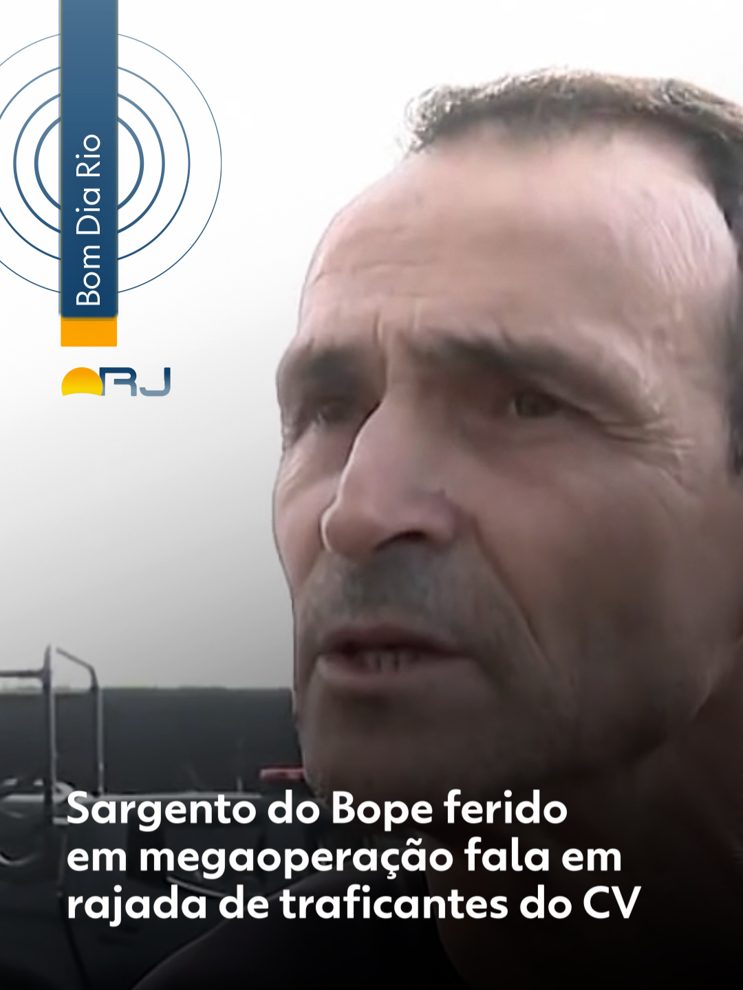 #RiodeJaneiro - Um dos 15 agentes feridos na megaoperação das forças de segurança do RJ na semana passada contou ao Bom Dia Rio desta quarta-feira como tudo aconteceu. O sargento Jorge Martins está há 25 anos na Polícia Militar e tem 15 anos de Batalhão de Operações Policiais Especiais (Bope), a tropa de elite da corporação, mobilizada para compor o “Muro do Bope” — tática usada para encurralar os traficantes na Serra da Misericórdia. Martins disse que “foram muitos tiros” e que a prioridade da equipe era proteger a parte superior do corpo. A rajada disparada por traficantes, no entanto, acabou acertando 4 agentes de uma vez. Martins acompanhou nesta quarta-feira um treinamento do Comando de Operações Especiais (COE), a que o Bope está subordinado, de resgate de um PM ferido em confronto. Leia mais no #g1 #g1local #bope #tiktoknotícias