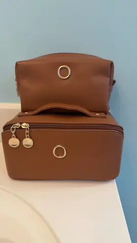 I love an organized makeup bag and this is the perfect way to keep it all organized and the bag is so pretty and classy! Perfect Christmas gift! I love love that it has my initial on it. 😍 #makeupbag #organizedbag #makeuporganization 