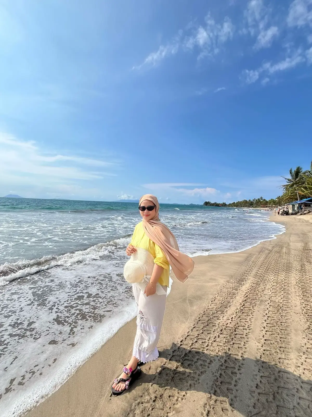 Rekomendasi pantai pasir putih di anyer yang bersih dan aesthetic 🏝️😍✨ #fyp #anyer #pantaisambolo2anyer #ootdpantai #masukberanda 