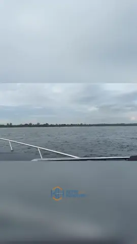 Bea Cukai Kepri Gagalkan Penyelundupan 281 Ribu Benih Lobster di Perairan Bintan Batam, KepriHeadline.id– Kantor Wilayah Direktorat Jenderal Bea dan Cukai (DJBC) Khusus Kepulauan Riau menggagalkan upaya penyelundupan 281.583 ekor benih bening lobster (BBL) di Perairan Utara Bintan, Kepulauan Riau. Ratusan ribu benih lobster tersebut rencananya akan diselundupkan ke luar wilayah Indonesia secara ilegal. Kepala Kantor Wilayah DJBC Khusus Kepulauan Riau, Adhang Noegroho Adhi, menjelaskan bahwa penindakan kapal itu bermula dari informasi mengenai adanya kapal cepat atau high speed craft (HSC) yang diduga membawa BBL menuju perairan luar negeri. “Petugas kemudian melakukan pemantauan dan penyekatan di jalur yang diduga akan dilalui kapal tersebut. Setelah diketahui posisinya, kapal patroli Bea Cukai melakukan pengejaran di sekitar Perairan Tanjung Berakit,” ujar Adhang dalam konferensi pers di BPBL Batam, Rabu (5/11/2025) sore. Menurut Adhang, kapal patroli sempat melakukan pengejaran hampir satu jam karena kapal HSC melaju dengan kecepatan tinggi dan beberapa kali bermanuver untuk menghindari kejaran petugas. “Pada akhirnya, kapal tersebut mengandaskan diri, sementara para pelaku berhasil melarikan diri,” katanya. Dari hasil pemeriksaan, petugas menemukan 36 kotak berisi benih lobster dengan total nilai diperkirakan mencapai Rp28,1 miliar. “Atas hasil penindakan ini, kami berkoordinasi dengan Direktorat Jenderal Pengawasan Sumber Daya Kelautan dan Perikanan (PSDKP) untuk proses serah terima benih lobster tersebut,” ujar Adhang. Sementara itu, penyelidikan lebih lanjut terhadap kasus ini masih dilakukan oleh Kantor Wilayah DJBC Khusus Kepulauan Riau. Adhang menambahkan, penyelundupan benih lobster merupakan pelanggaran terhadap sejumlah undang-undang, di antaranya Pasal 102A Undang-Undang Nomor 17 Tahun 2006 tentang Kepabeanan, dengan ancaman pidana penjara maksimal 10 tahun dan denda hingga Rp5 miliar. Selain itu, pelaku juga dapat dijerat dengan Undang-Undang Nomor 31 Tahun 2004 tentang Perikanan dan Undang-Undang Nomor 21 Tahun 2019 tentang Karantina Hewan, Ikan, dan Tumbuhan. “Penindakan ini menjadi bukti nyata komitmen Bea Cukai dalam menjaga kekayaan sumber daya laut Indonesia. Kami akan terus memperkuat sinergi pengawasan dengan PSDKP, Balai Perikanan Budidaya Laut Batam, dan Badan Karantina Indonesia,” kata Adhang. Ia menegaskan, langkah tersebut sejalan dengan arahan Presiden Joko Widodo dalam program ASTA CITA, yang menekankan pentingnya perlindungan sumber daya alam serta peningkatan pengawasan terhadap praktik penyelundupan. (*) #fyppppppppppppppppppppppp #fyp #Kepri #karimun 