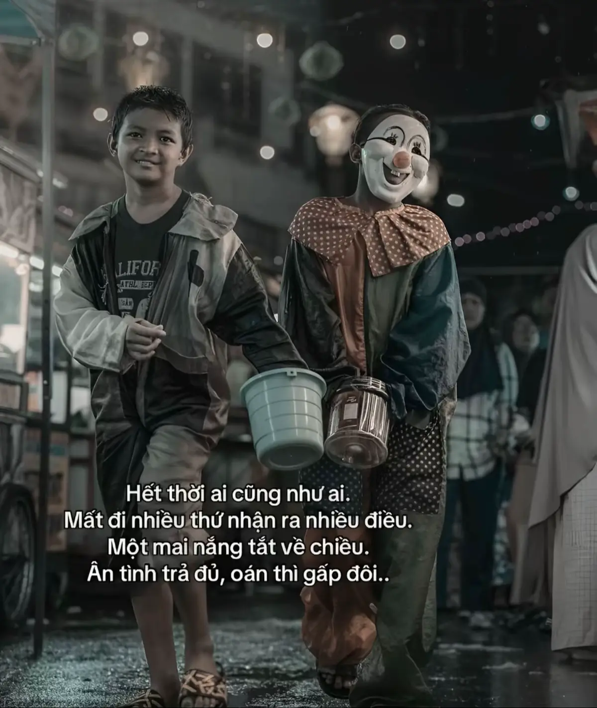 Hết thời ai cũng như ai, mất đi nhiều thứ mới nhận ra nhiều điều. Một mai nắng tắt về chiều. Ân tình trả đủ, oán thì gấp đôi.