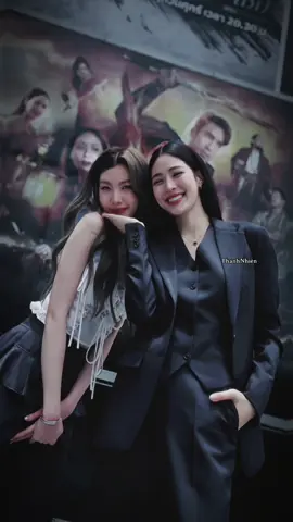 “Only You” có thể vấp phải nhiều ý kiến tiêu cực nhưng chưa từng giảm nhiệt. Dù có bao nhiêu lời bàn ra tán vào, hiện tượng LingOrm vẫn là thứ không ai có thể phủ nhận. Từ một bộ phim GL, “Only You” đã bùng nổ thành trend toàn Thái: – Từ mạng xã hội đến truyền hình – Từ fangirl đến người lớn tuổi – Từ fandom đến… chính phủ Thái Lan và các cơ quan nhà nước cũng phải dùng meme TawanAyla vào truyền thông chính thức. Tên phim, lời thoại, biểu cảm nhân vật, thậm chí cả nhạc nền đều trở thành template viral. Chưa kể, hiệu ứng LingOrm lan sang thị trường quốc tế: Việt Nam, Trung Quốc, Philippines, Hàn Quốc, Malaysia…Một bộ phim bị “nói nhiều” nhưng không hề flop mà đang tạo văn hóa đại chúng. Tiếng ồn không làm giảm sức nóng, nó chỉ chứng minh độ phủ. Và “Only You” cùng LingOrm đang chứng minh điều đó rất rõ ràng.  Chính phủ Thái Lan dùng lời thoại trong phim Only You của LingOrm để nhắc nhở người dân không thả krathong (đèn hoa đăng) xuống sông [Bangkok Ayla có biết không? Khi vệ sĩ vớt được “krathong bánh mì” điều đó có nghĩa là nguồn nước đang bị ô nhiễm và cá đã chết. Bangkok kêu gọi mọi người hạn chế thả krathong làm từ bánh mì hoặc thức ăn cho cá vào các nguồn nước tự nhiên] Cục Quản lý Hành chính Thái Lan [“Ayla vẫn chưa ký đơn ly hôn, nghĩa là Ira vẫn chưa chia tay với P’ Tawan…” Giới thiệu cho Ayla (và mọi người) tải ứng dụng ThaID, ứng dụng có thể hiển thị giấy tờ chứng nhận hôn nhân mà không cần mang bản cứng theo người] “Only You” sẽ đi đến đâu nữa, không ai biết nhưng một điều đã rõ ràng rằng LingOrm không chỉ là cặp đôi của phim GL. Họ đã trở thành một hiện tượng văn hóa và văn hóa thì không biến mất chỉ vì ai đó không thích nó. “Chúng tôi nói yêu – chúng tôi làm thật” cre: hereyesaresmi    #linglingkwong #ormkornnaphat #lingorm #onlyyoutheseries 