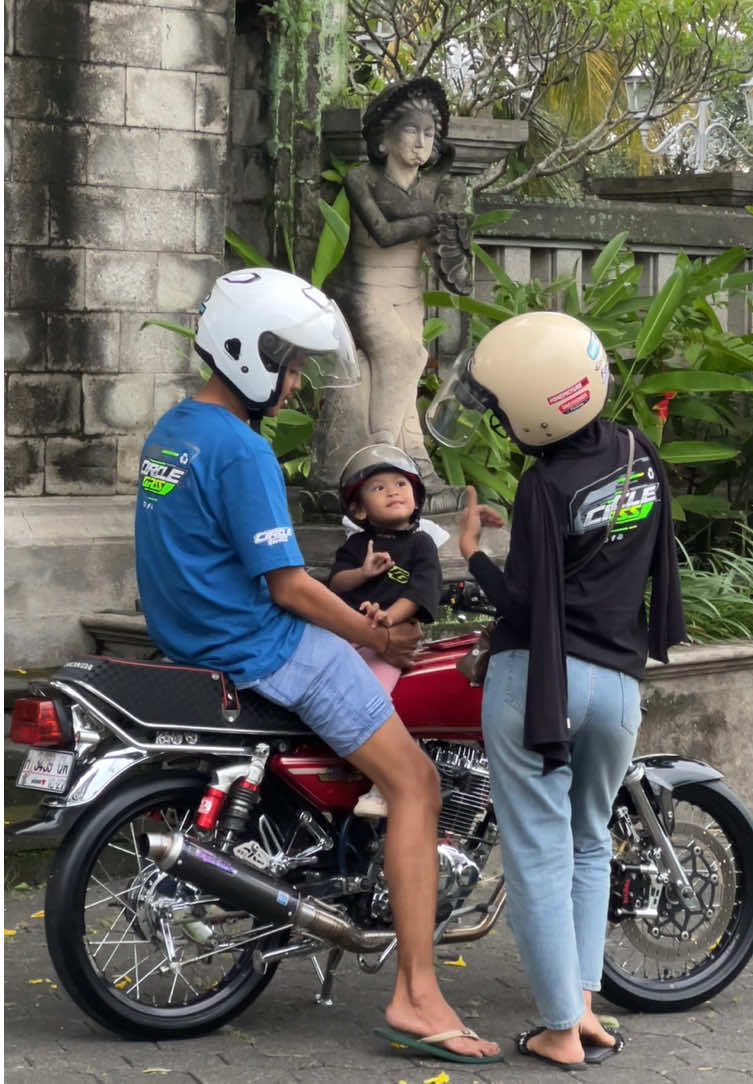 Karena senyum anak istri adalah obat lelah setiap hari 🥰