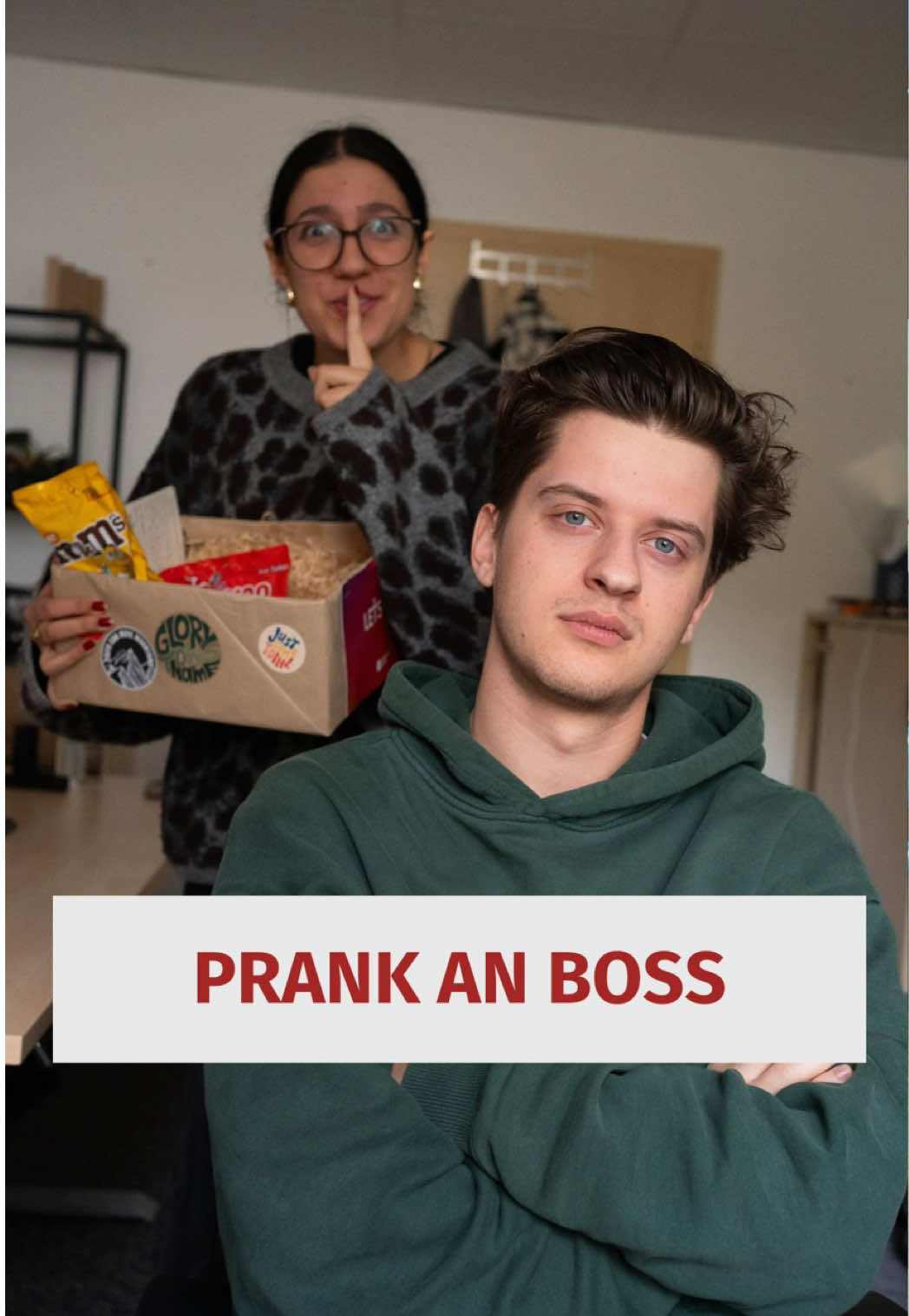 Wenn der Boss seine Süßigkeiten nicht teilen will, muss man eben selbst aktiv werden👀 Kleine Stärkung zwischen der Vorlesungen darf schließlich nicht fehlen. Schreibt euren favorite Snack in die Kommentare!😌🍫 #IHL #CampusLife #SocialMediaTeam #behindthescenes #studentlife