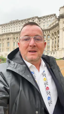 Guvernul pregătește amenzi de până la 20.000 de lei pentru românii care îndrăznesc să se plângă de funcționarii care fac abuz de putere. În loc să fie respectați, contribuabilii sunt pedepsiți. Coaliția PSD-PNL-USR-UDMR vrea o țară de oameni care tac, nu de cetățeni care cer dreptate. România nu se conduce prin frică și umilință.