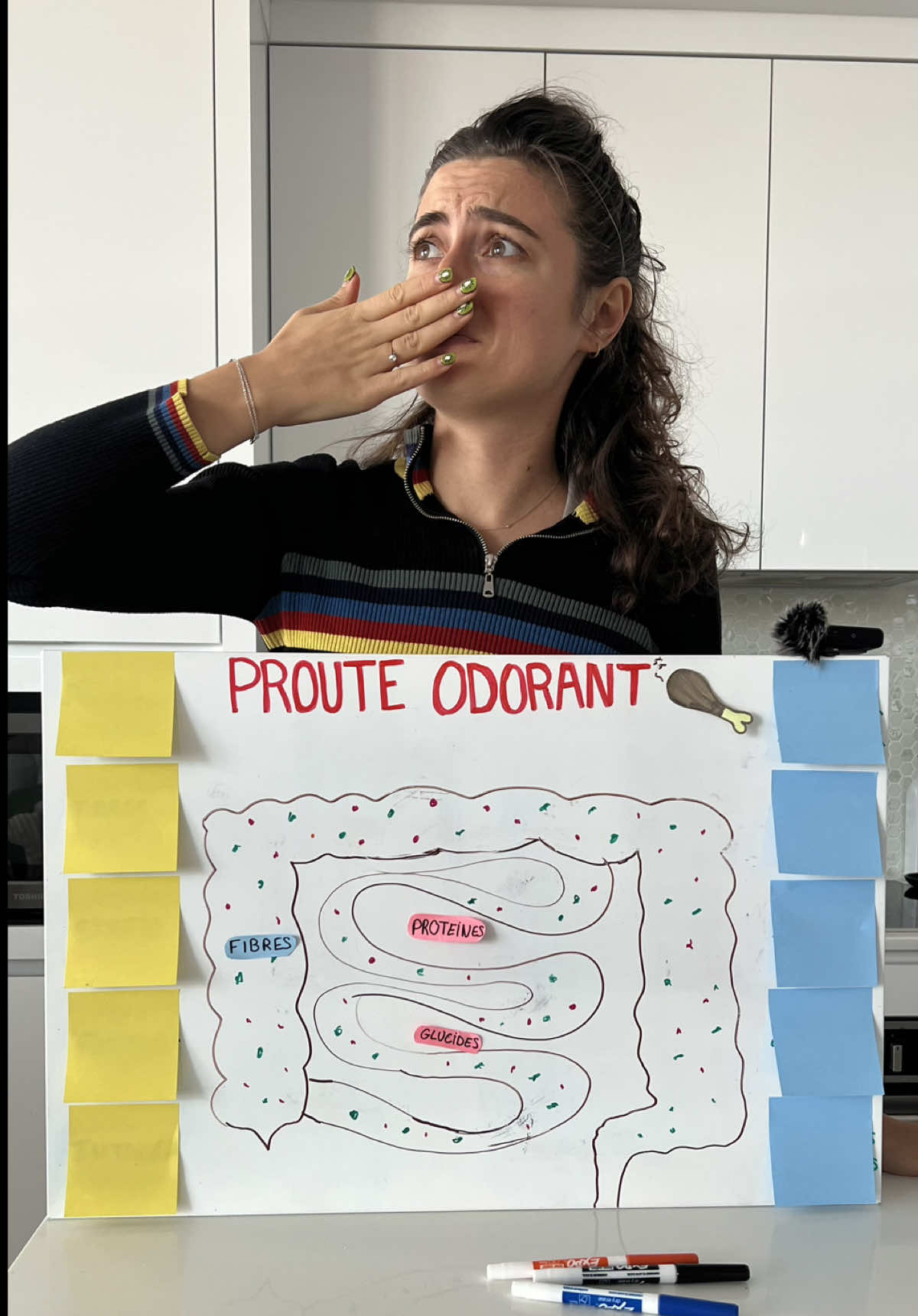 Ce qui peut aggraver les odeurs de prouts 💨 🧫 1. Un microbiote déséquilibré Après des antibiotiques, une alimentation trop grasse ou sucrée, ou du stress chronique, ton microbiote perd en diversité. Les bactéries “putréfactives” prennent le dessus → plus de gaz soufrés, plus d’odeurs.  🕐 2. Un transit trop lent Si tu manques d’eau, de fibres ou que tu bouges peu, les résidus stagnent plus longtemps → ils fermentent → et les odeurs s’intensifient.  😰 3. Le stress Quand tu es stressé, ton corps sécrète plus de cortisol. Résultat : la digestion ralentit, le microbiote se dérègle, et certaines bactéries deviennent plus actives → plus de gaz odorants.  🍖 4. Une alimentation trop riche en protéines animales Trop de viande, pas assez de végétaux = déséquilibre. Les bactéries qui dégradent les protéines dominent, et produisent plus de composés soufrés.  ____ ____ ____ ____ ____ ____ ____  ✨ Diététicienne et nutritionniste du sportif  🥑 Programme de rééquilibrage alimentaire en ligne  👉 Lien dans ma bio ——— ——— ——— ——— —— #nutritionheureuse #dieteticienne #nutritiondessportifs #conseilnutritionnel #mangersainement    