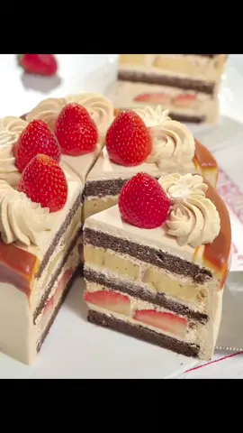 🍓 Caramel Pudding Strawberry Cake A dreamy dessert that’s as beautiful as it is delicious — soft chocolate sponge, creamy caramel pudding, and fresh strawberries for the perfect balance of sweetness and richness. ⸻ 🍮 Caramel Pudding (6 servings) Caramel Base: 	•	Sugar – 60 g 	•	Water – 25 g → Cook until amber-colored, then add 20 g hot water and stir well. Pour into pudding cups and let set. Vanilla Custard: 	•	Milk – 200 g 	•	Heavy cream – 100 g → Heat to about 70 °C, cover, and steep for 10 min. 	•	Whole eggs – 70 g (about 2) 	•	Egg yolks – 30 g (about 2) 	•	Sugar – 20 g 	•	Sea salt – 0.7 g 	•	Vanilla paste – 5 g Whisk gently, then slowly add the warm milk mixture while stirring. Strain once, then pour into the pudding cups (line the bottom with parchment). Place the cups in a baking tray with hot water and bake at 155 °C for 50 min. Chill overnight. ⸻ 🧂 Sea Salt Caramel Sauce 	•	Sugar – 150 g 	•	Water – 30 g → Cook to amber color 	•	Warm heavy cream – 150 g (add gradually while stirring) 	•	Butter – 25 g 	•	Sea salt – 2 g Mix until smooth and glossy. Set aside. ⸻ 🍫 Chocolate Sponge Cake 	•	78% dark chocolate – 30 g 	•	Cocoa powder – 12 g 	•	Corn oil – 40 g → Melt together over warm water 	•	Egg yolks – 4 	•	Milk – 60 g → Mix until emulsified 	•	Cake flour – 40 g (low-gluten) 	•	Egg whites – 4 	•	Sugar – 40 g 	•	Lemon juice – a few drops #CaramelPuddingCake #StrawberryCake #ChocolateDessert #HomemadeBaking #SweetTreat