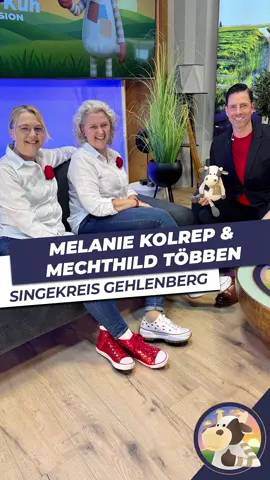 Im „Trude Kuh“-Studio waren diesmal Melanie Kolrep und Mechthild Többen vom Singekreis Gehlenberg 🎶💛 In einer Welt, die immer digitaler und schnelllebiger wird, ist ihr Chor ein echter Anker für Kultur, Gemeinschaft und Tradition. 🌾✨ Im Singekreis Gehlenberg wird nicht nur gesungen – hier wird Freude geteilt, Zusammenhalt gelebt und Musik zur Herzenssache. 💫 Den ganzen Talk über Heimatklang, Gemeinschaft und die Kraft der Musik seht ihr bald auf 👉 www.trude-kuh.de #TrudeKuh #SingekreisGehlenberg #Chorleben #MusikVerbindet #Gemeinschaft #Heimatklang #TraditionUndHerz #TrudeTV #Ehrenamt #Zusammenhalt #SingenMachtGlücklich #RegionalStark #LebendigeKultur #Herzensprojekt #MiteinanderStattGegeneinander