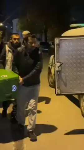 Sivas'ta gittiği garajdan geri dönmeyen Mustafa Koç (76), otomobilinin içinde ölü bulundu. Olay, dün saat 19.00 sıralarında Yenidoğan Mahallesi 22'nci Sokak'ta bulunan 5 katlı apartmanın garajında meydana geldi. Apartmanın altında bulunan garajdaki otomobiline giden Mustafa Koç, aradan zaman geçmesine rağmen evine dönmedi. Meraklanan eşi Fadime Koç, kontrol için garaja indiğinde eşini otomobilin sürücü koltuğunda hareketsiz halde buldu. İhbar üzerine olay yerine sağlık ve polis ekipleri sevk edildi. Sağlık ekipleri tarafından yapılan kontrolde Koç'un hayatını kaybettiği belirlendi. Yapılan incelemenin ardından Mustafa Koç'un cenazesi Sivas Cumhuriyet Üniversitesi Tıp Fakültesi Hastanesi morguna kaldırıldı. Olayla ilgili soruşturma başlatıldı.  #tiktok #sivas #sondakika #sivashaberleri 