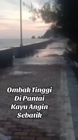 Ombak Tinggi di Pantai Kayu Angin Sebatik