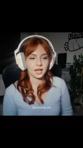 Mutlu taklidi yapabilirim😢 Tabii! İşte klasik bir brownie tarifi: ### Malzemeler: - 150 g bitter çikolata - 100 g tereyağı - 200 g toz şeker - 3 adet yumurta - 1 tatlı kaşığı vanilya özütü - 100 g un - 50 g kakao tozu - Bir tutam tuz - İsteğe bağlı: Ceviz veya fındık ### Yapılışı: 1. **Fırını Hazırlayın:** Fırını 175°C'ye ısıtın. 20x20 cm boyutlarında bir kek kalıbını yağlayın veya tabanına yağlı kağıt serin. 2. **Çikolata ve Tereyağını Eritin:** Bitter çikolatayı ve tereyağını bir cam kaseye koyun. Kaynar su dolu bir tencerenin üzerine oturtarak eritin. Karışım pürüzsüz hale gelene kadar karıştırın. 3. **Şeker ve Yumurtaları Ekleyin:** Karışımı ocaktan alın, toz şekeri ekleyin ve iyice karıştırın. Ardından yumurtaları tek tek ekleyin ve her birinin iyice karıştığından emin olun. Vanilya özütünü de ekleyin. 4. **Kuru Malzemeleri Ekleyin:** Un, kakao tozu ve tuzu ayrı bir kapta karıştırın. Kuru karışımı çikolatalı karışıma ekleyin ve homojen bir hamur elde edene kadar karıştırın. İsteğe bağlı olarak ceviz veya fındık ekleyebilirsiniz. 5. **Kalıba Dökün:** Hamuru hazırladığınız kalıba dökün ve düzleştirin. 6. **Pişirin:** Önceden ısıtılmış fırında 20-25 dakika pişirin. Brownienin içi hafif nemli kalmalı, bu yüzden bir çubukla test ettiğinizde biraz ıslak kalması iyi. 7. **Soğutun ve Kesin:** Fırından çıkardıktan sonra kalıpta tamamen soğumasını bekleyin. Ardından dilimleyerek servis yapın. Afiyet olsun! 