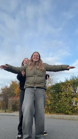 Ugenlige touch grass video😚🫰#fyp #fördig #brunettesdoitbetter @malouu.esther @Ronja🌺🤍 