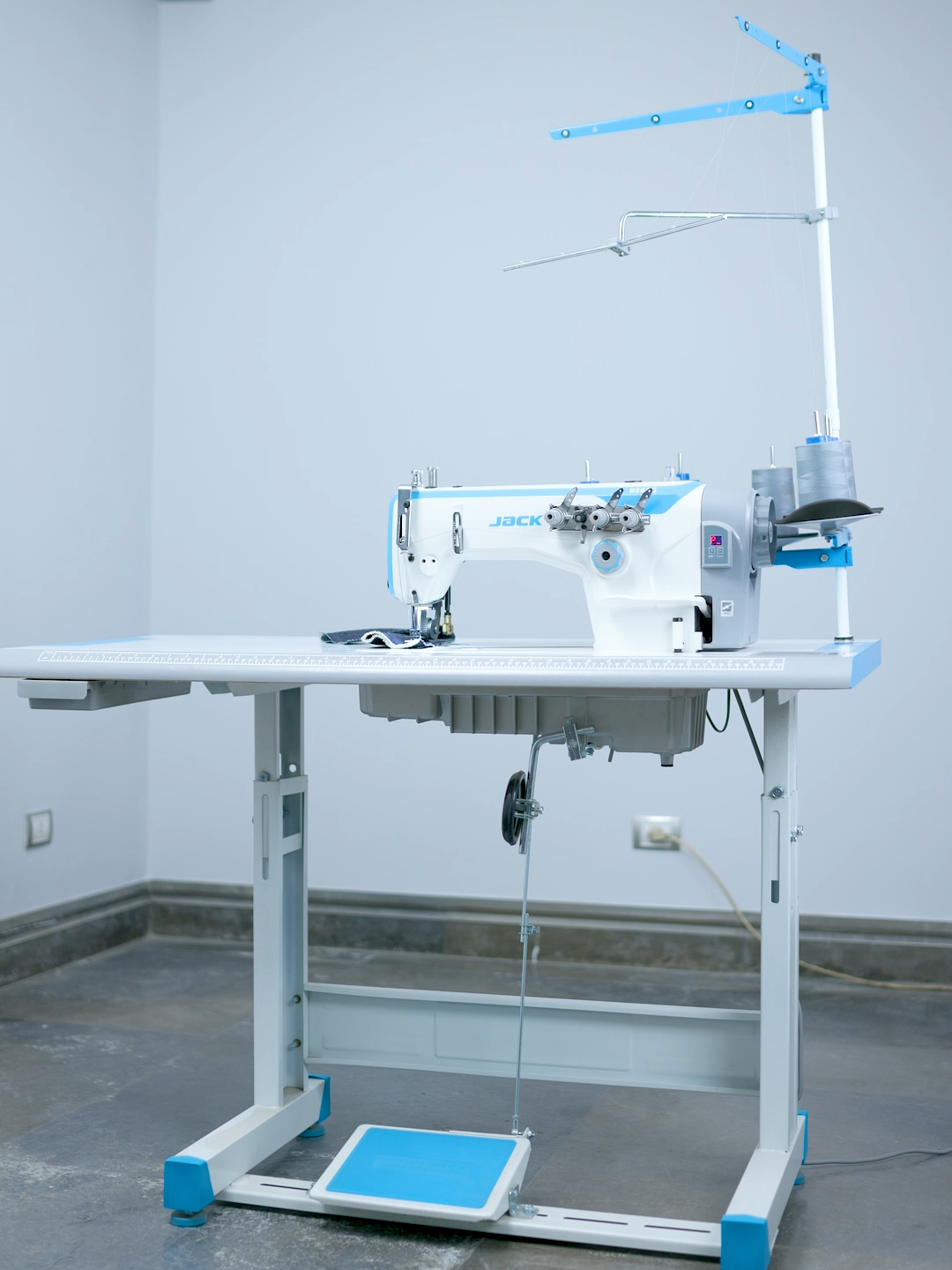 تعتبر ماكينه 3 ابرة سلسله ببولر خلفي  جاك   من الماكينات الأساسية في صناعة  البنطلونات الجينز    تتميز بالقدرة على خياطة متينة ومقاومة للتمزق، مما يضمن الجودة العالية للمنتج النهائي.    الماكينة مزودة ببولر حديد خلفي لتساعد على سحب الخامات الثقيلة بكفائة عالية  : لو عايز تتابعنا علي كل المنصات   🌐 Facebook:   / sokkarmecca   Instagram:   / sokkarmecca     للتواصل 📞 : 15083   #jacksewingmachine #sewing #sewinghacks  @SokkarMecca  #shorts