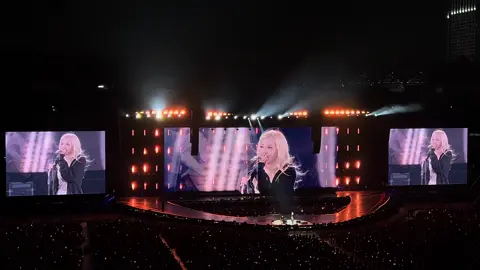 The crowd was so loud that the music almost covered with their voices. Oh my rosie posie, you are so loved. You are our number one girl, rosé 🩷 #rosé #blackpink #numberonegirl #deadlininjakarta 