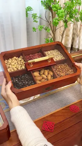 Khay đựng trái cây sáu ngăn bằng gỗ nguyên khối dung tích lớn, có kính cường lực tiêu chuẩn ô#và tay cầm bằng đồng thau. Các ngăn có thể dễ dàng tách rời, đựng được sáu loại thực phẩm khác nhau, đáp ứng khẩu vị đa dạng của cả gia đình. Đây cũng là lựa chọn tuyệt vời để chiêu đãi bạn bè và gia đình... #HộpTráiCâySấy #HộpKẹo #KhôngGianTrà